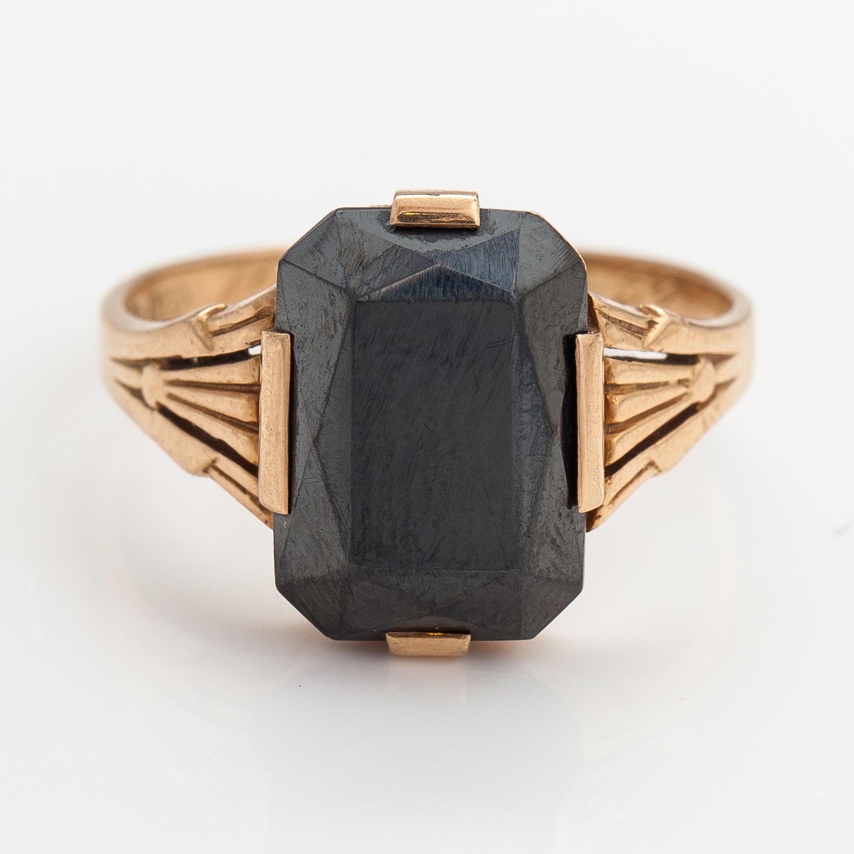 A 14K gold ring with a hematit. Turku 1934.