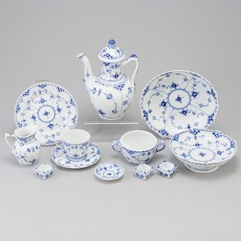 A set of 27 p of "Musselmalet" porcelain, Royal Copenhagen, 20th century.