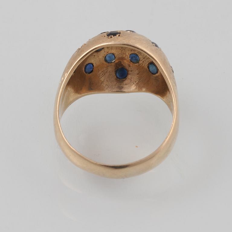 RING, 18K guld med fasettslipade blå safirer. Vikt 4,7 gram.