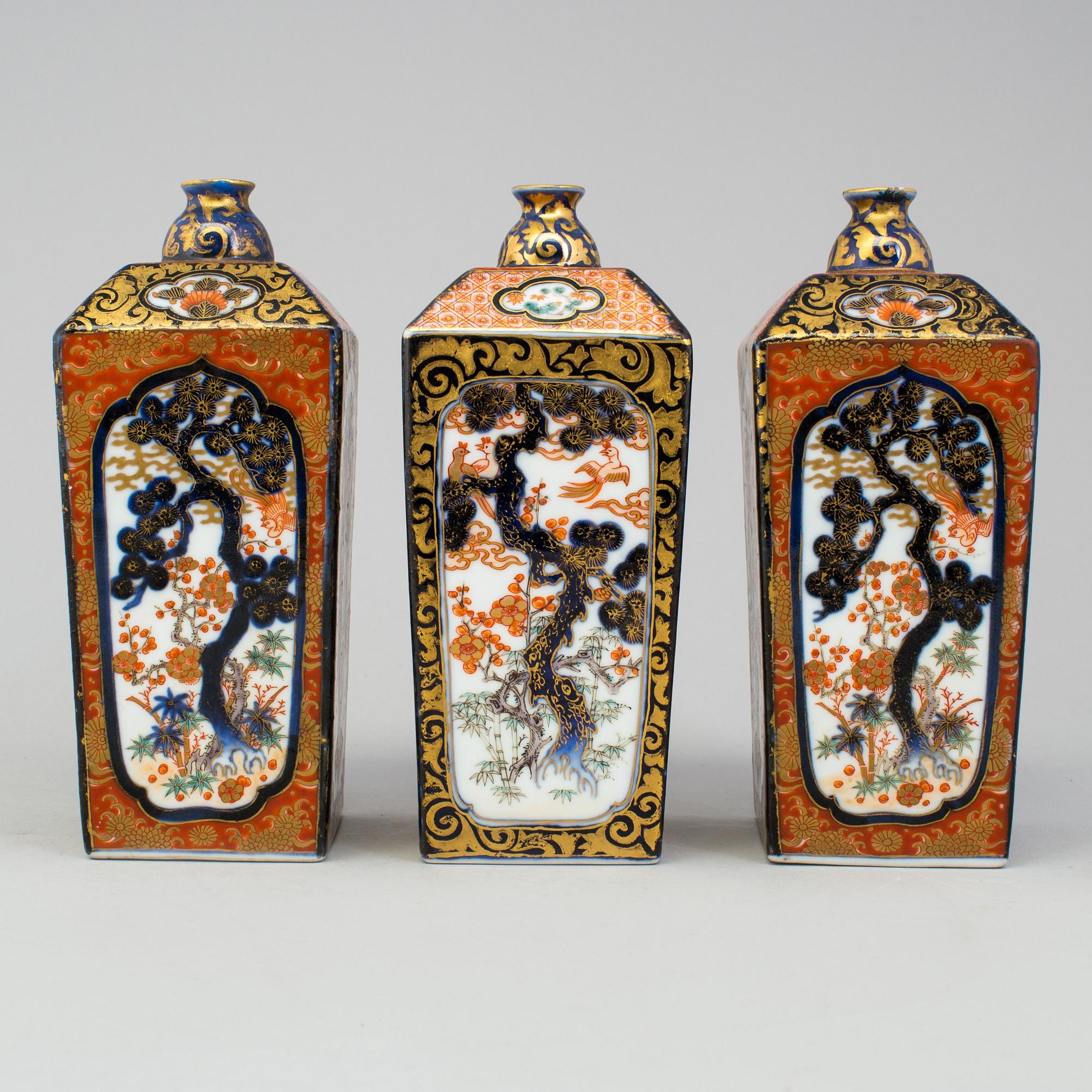 Three Japanese Imari flasks/vases. Meiji period (1868-1912).