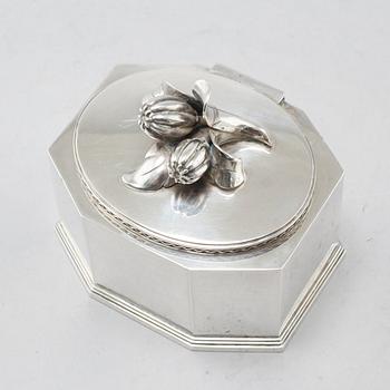 A silver sugarbowl made in Stockholm in 1944.