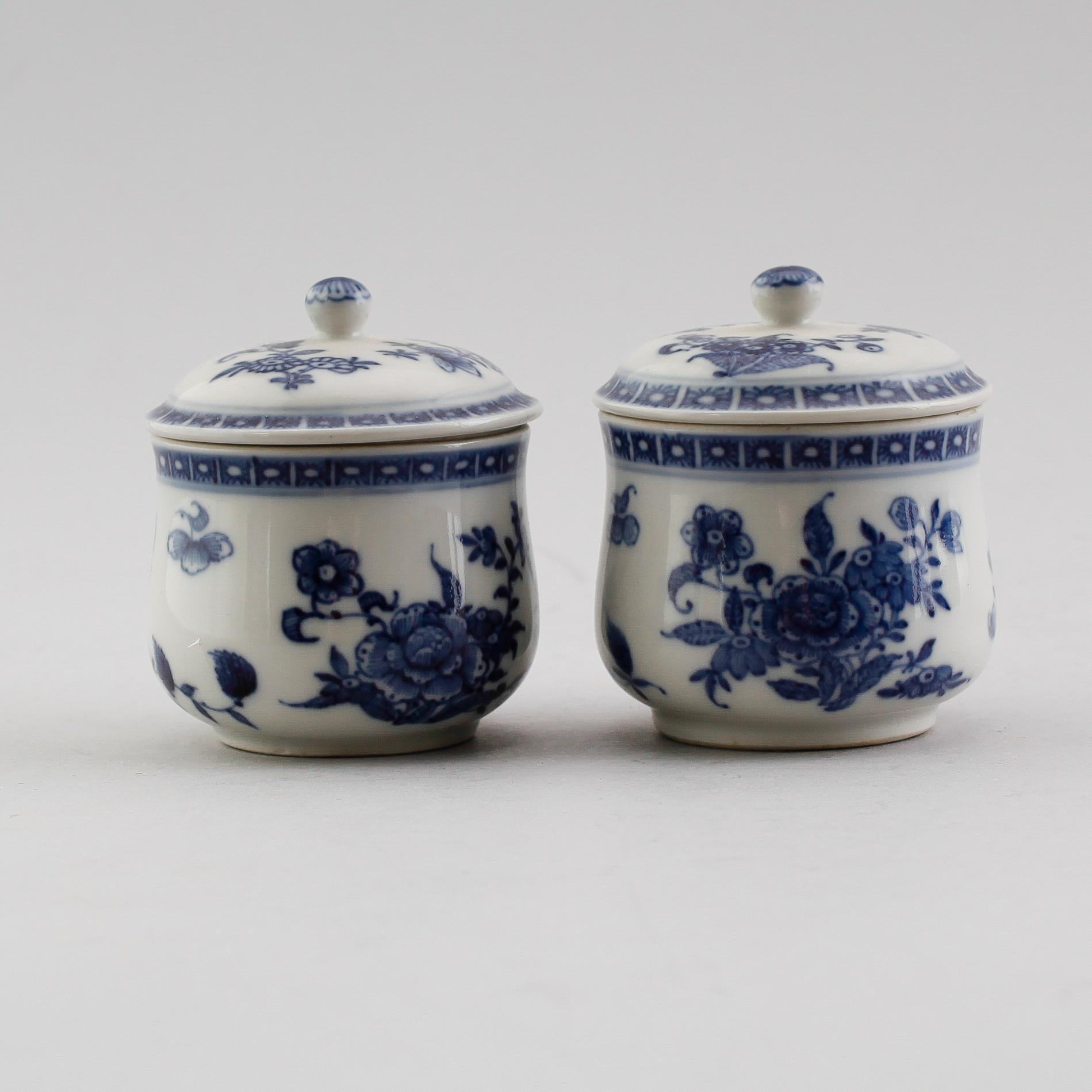 CRÈMEKOPPAR MED LOCK, 1 par, porslin, Kina, 1700-/1800-tal.