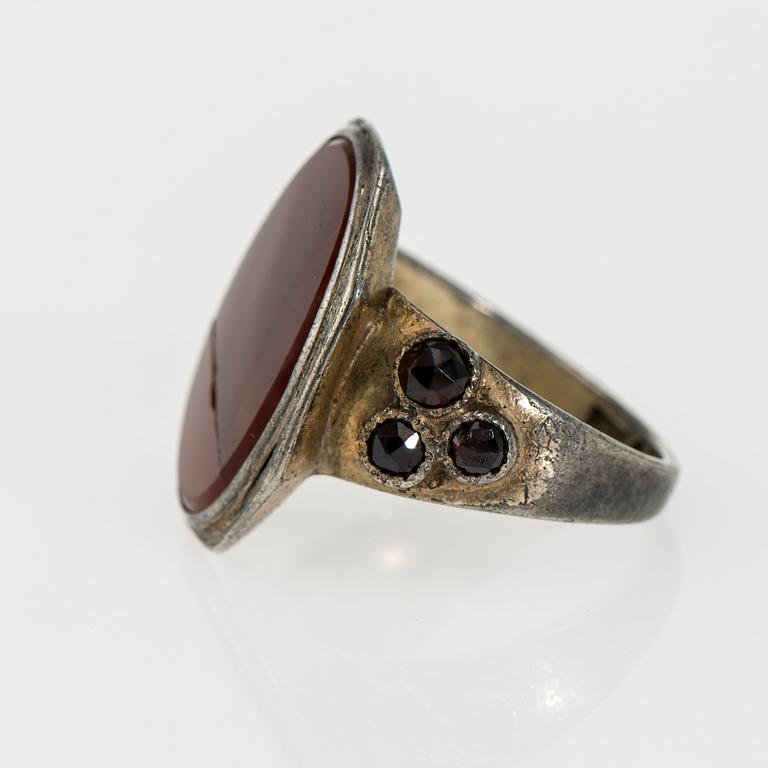 RING, förgyllt silver, karneol, granatimitationer. Fredrik Tiander, Lovisa 1864. Vikt ca 7,0 g.