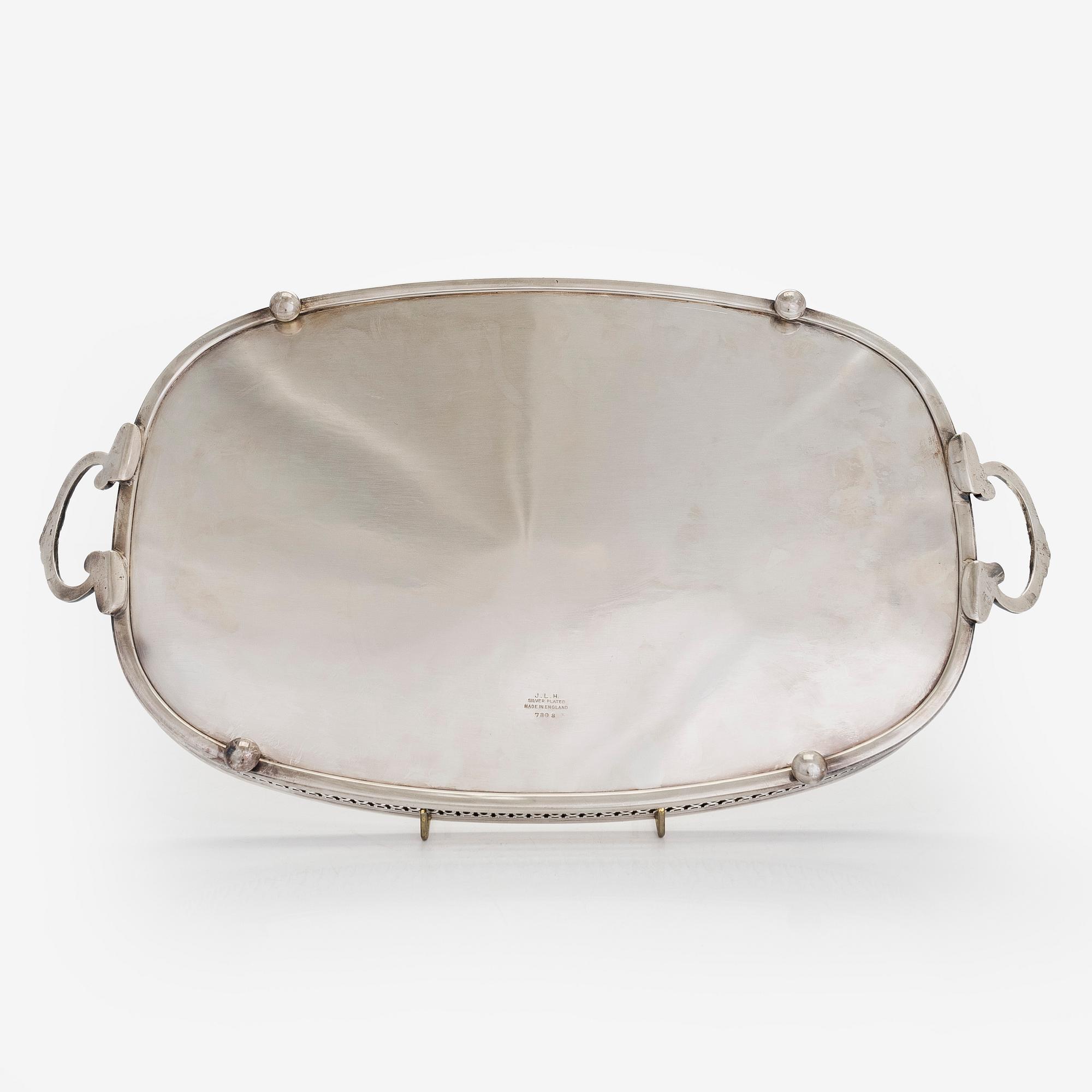 Bricka, försilvrad, England.