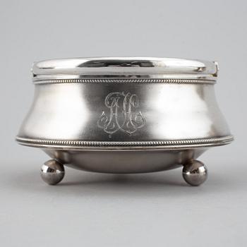 A parcel-gilt silver creamer and bowl, St Petersburg 1898-1903.