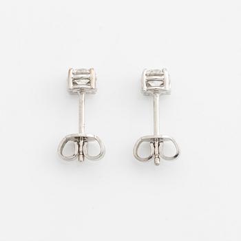 Örhängen med briljantslipade diamanter, medföljande GIA dossier.