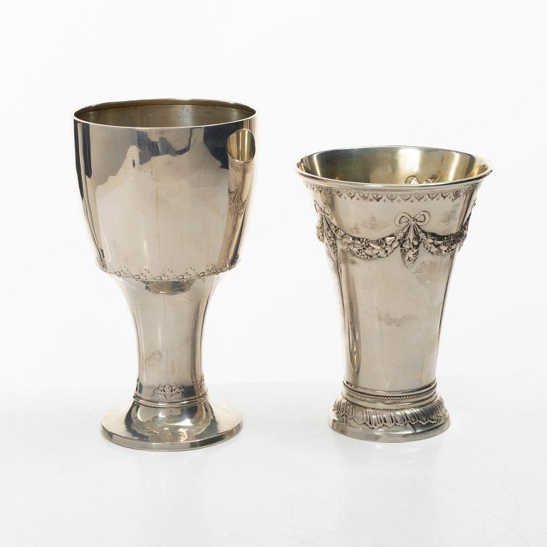 A pair of silver cups, Gunnar Löfgren and CG Hallberg, Stockholm, 1912 and 1902.