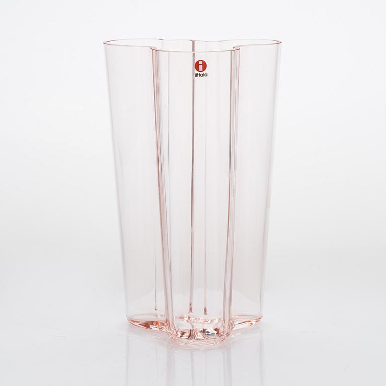 Alvar Aalto, A glass vase "Savoy", Iittala 2000s. Marked Iittala.