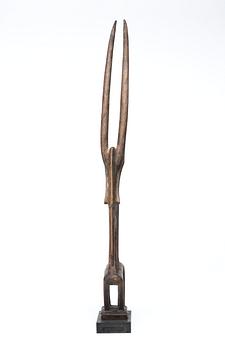 HUVUDPRYDNAD. Tshiwara (stiliserad antilop). Trä. Bambara-stammen. Mali ca 1920-1940. Höjd 86 cm.