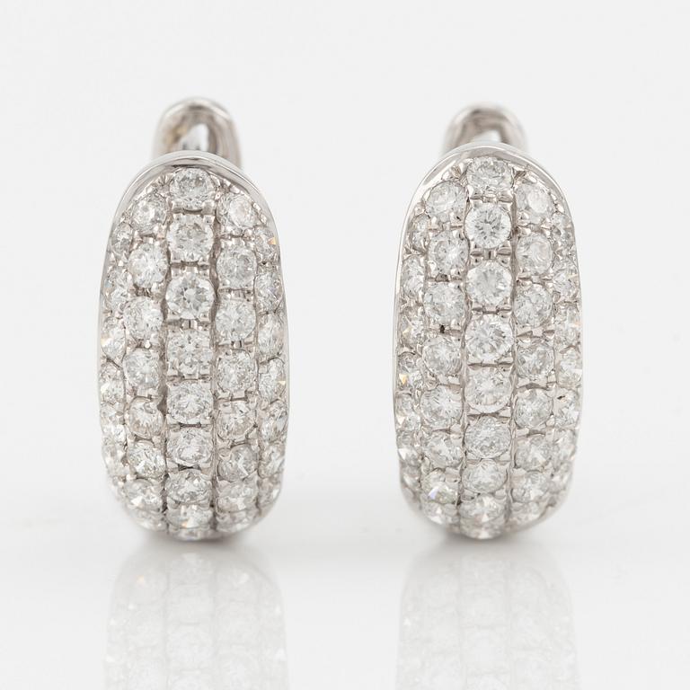 Hoop earrings with brilliant-cut diamonds.