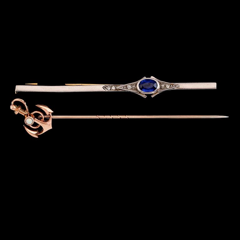 BROSCH OCH KRAVATTNÅL, 18 k guld, vitguld, diamanter, safir, opal samt gulmetall, 1900-talets mitt.