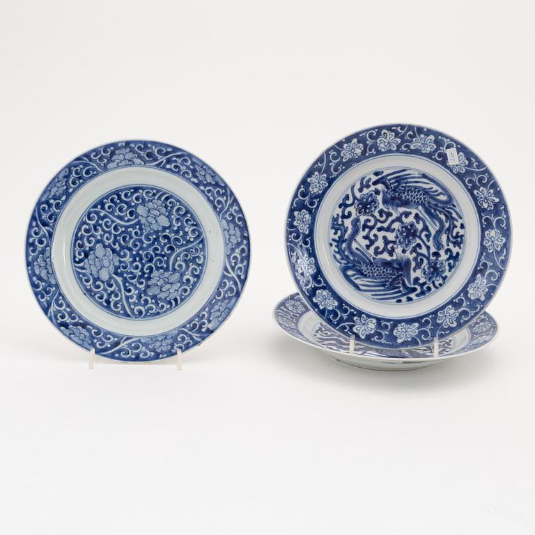 A set of 3 blue and white dishes, Qing dynasty, Kangxi (1662-1722) .
