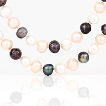 COLLIER, 2 st, odlade vita och grå sötvattenspärlor.