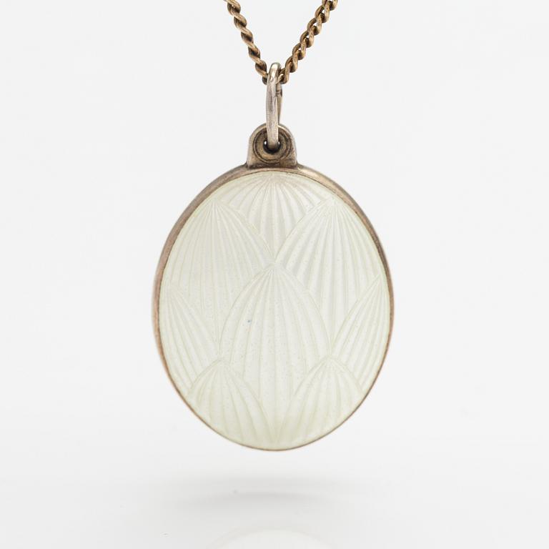 A gilded sterling silver necklace with a enameled locket. Tillander, Helsinki 1970's.