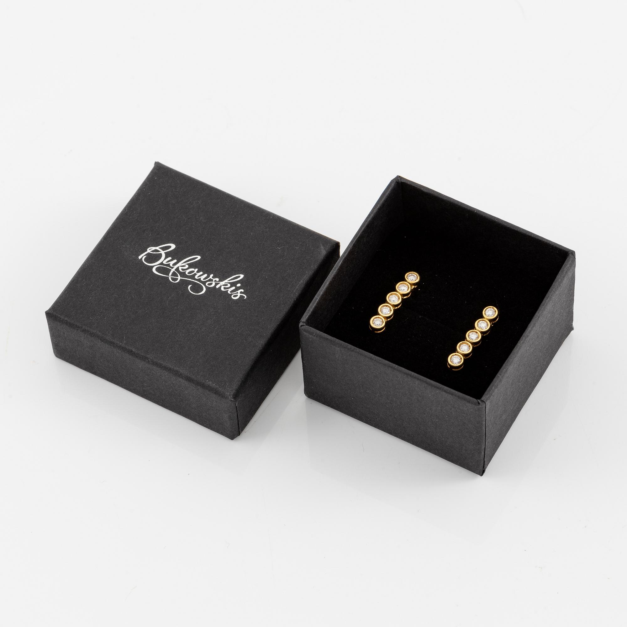 Örhängen, ett par, 18K guld med briljantslipade diamanter.