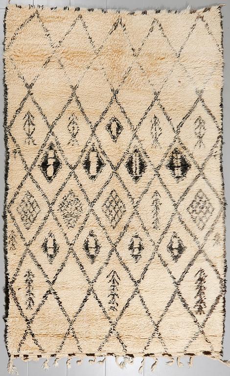 A Moroccan rug, ca 275 x 173 cm.