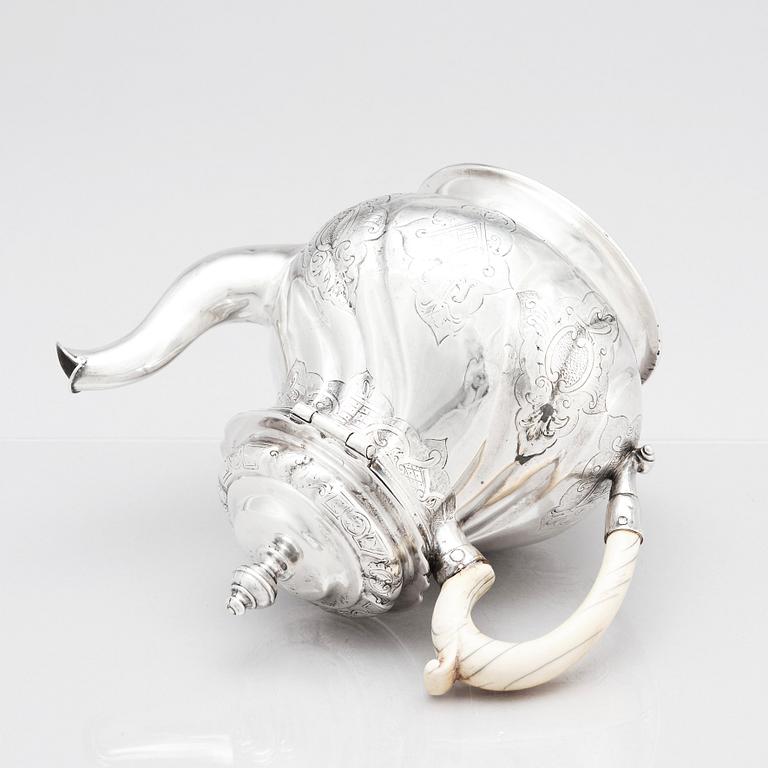 Petter Lund, tekanna, silver, Stockholm 1746. Rokoko.