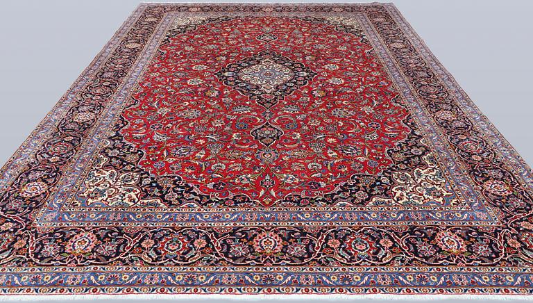 A semi-antique Keshan carpet, approx. 420 x 315 cm.