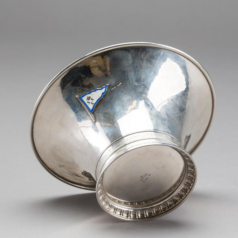 SKÅL PÅ FOT, silver, C G Hallberg, Stockholm 1923. Med Kungliga Segelsällskapet KSSS emblem. Vikt c:a 320 g.