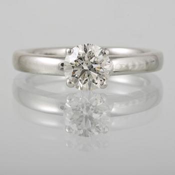 RING, 18K vitguld med briljantslipad diamant 1.02 ct. Vikt 5,0 gram.