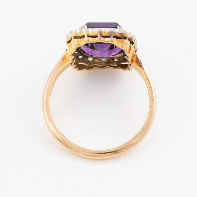 Ring in 18K gold with a faceted amethyst and octagon-cut diamonds.