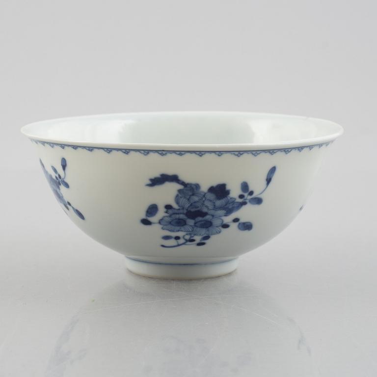 A group of three Chinese blue and white porcelain bowls, late Qing dynasty / early 20th century.