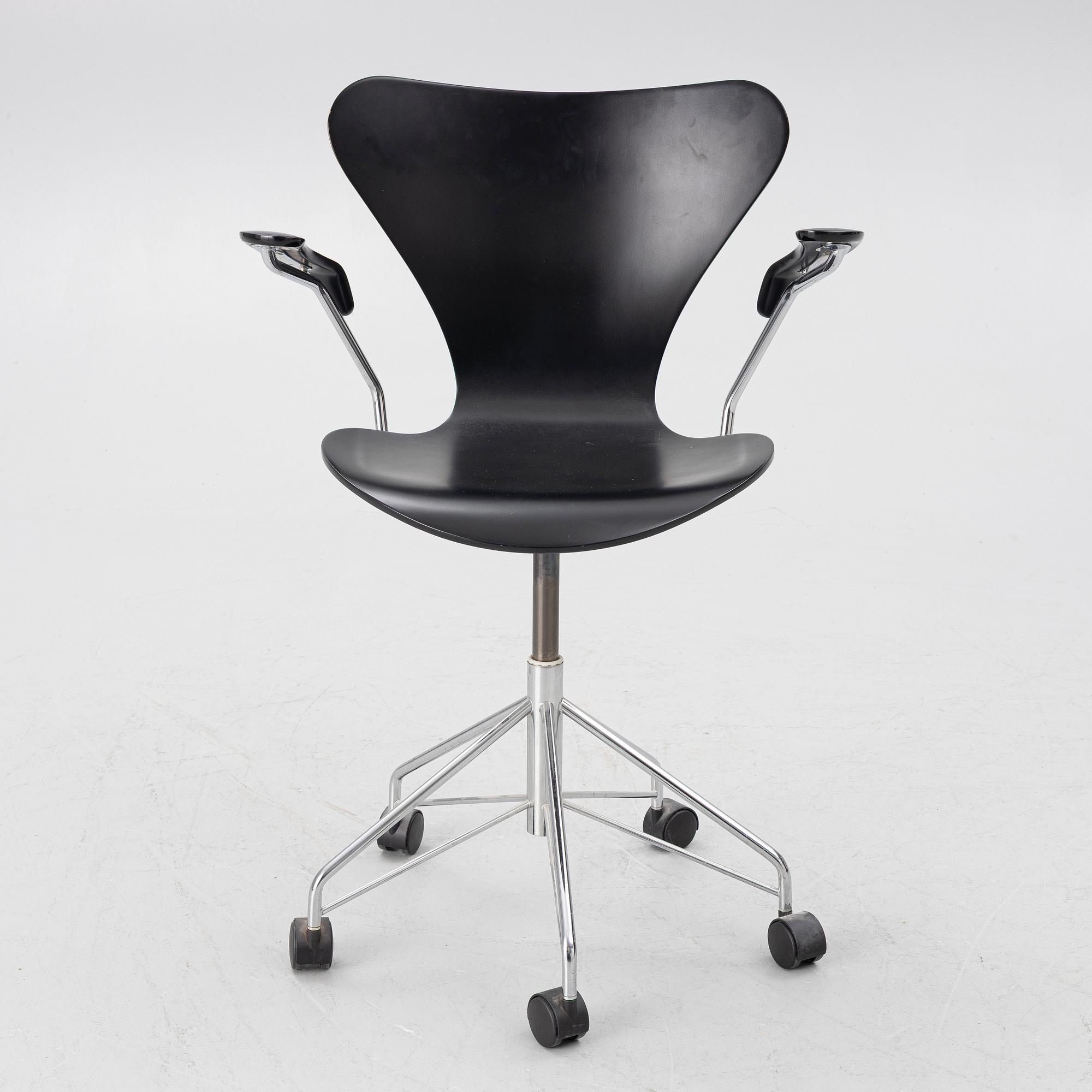 Arne Jacobsen, a model 3217 "Seven" desk chair, Fritz Hansen, Denmark, 1999.
