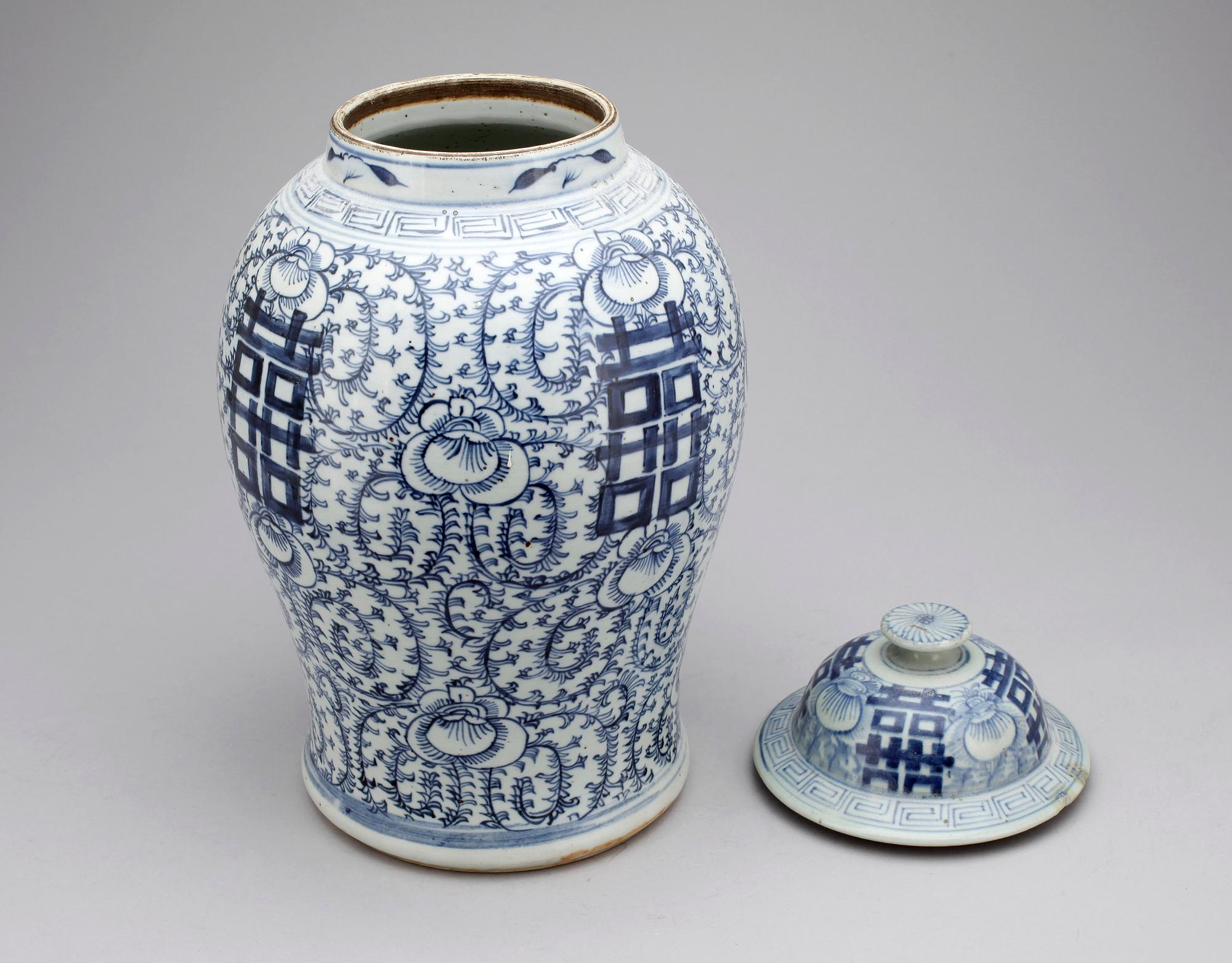 GOLVURNA med LOCK, porslin, Kina 1900-tal.