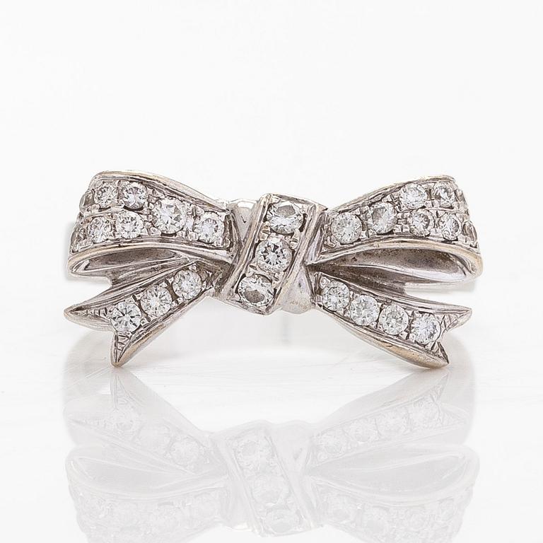 An 18K white gold ring with brilliant-cut diamonds.