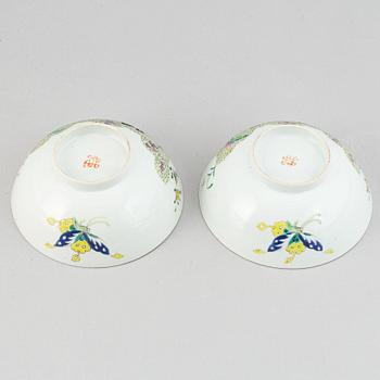 A pair of famille rose bowl, Qing dynasty, circa 1900.