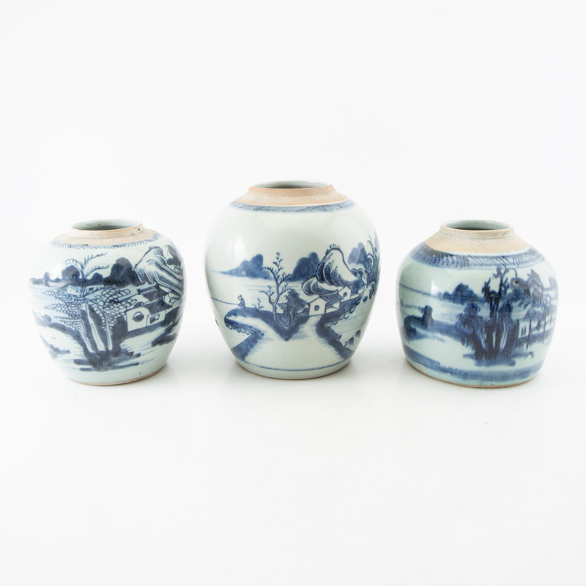 A set of three Chinese blue and white porcelain jars 18th/19th century.