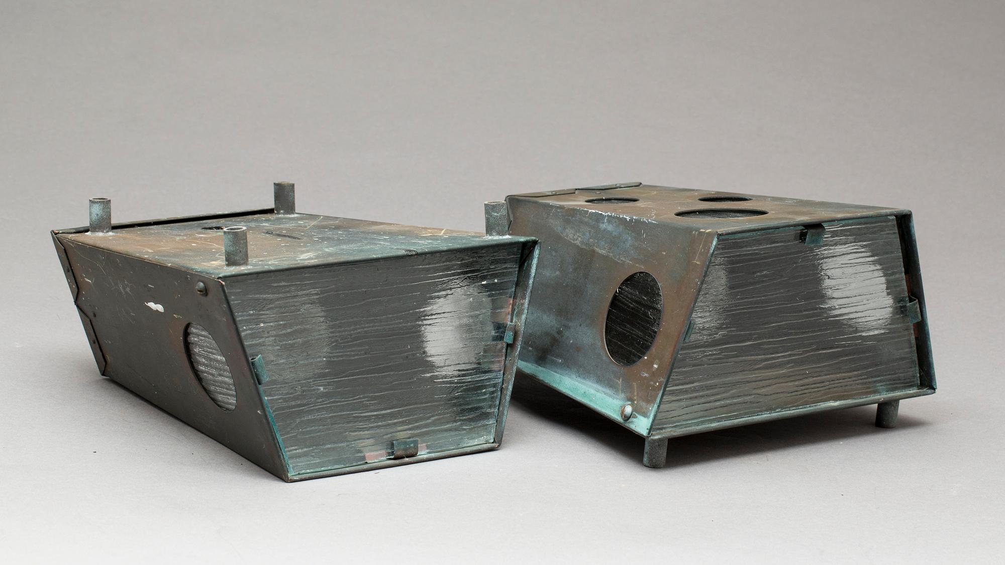 VÄGGARMATURER, ett par, för utomhusbruk, 1960/70-tal.
