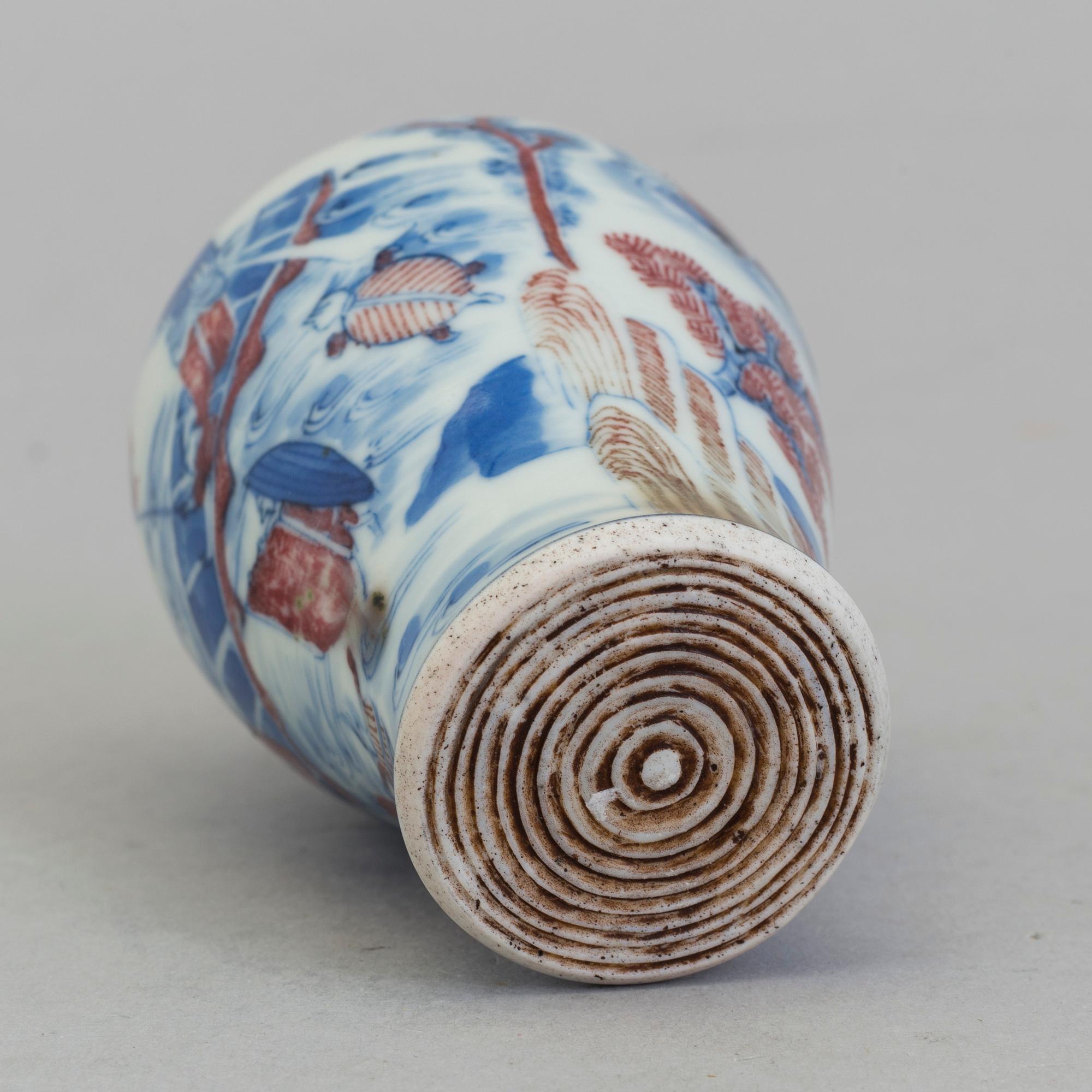 A large and beautiful copper-red and underglazed blue and white porcelain snuff bottle, Qing dynasty, Guangxu (1874-1908.
