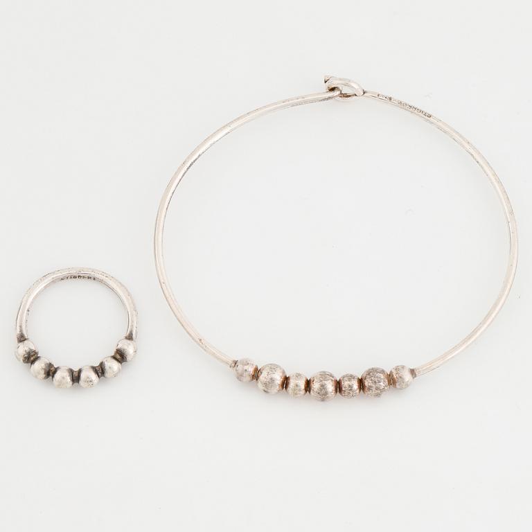 A silver bracelet and ring Stigbert.