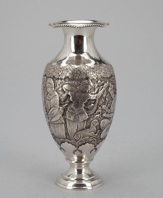 VAS samt SERVERINGSBESTICK, 5 st, silver, trol Turkiet resp Tyskland, 1900. Totalvikt ca 245 gram.