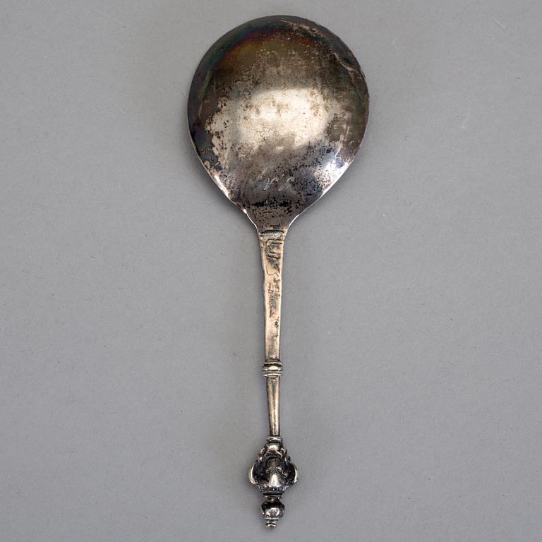 BRÄNNVINSSKED med dubbel kerubknopp, icke identifierad mästarstämpel, 1600-tal. Vikt ca 28 g.