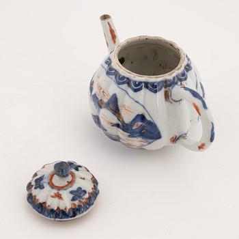 A Chinese imari teapot, Qing dynasty, early 18th Century.