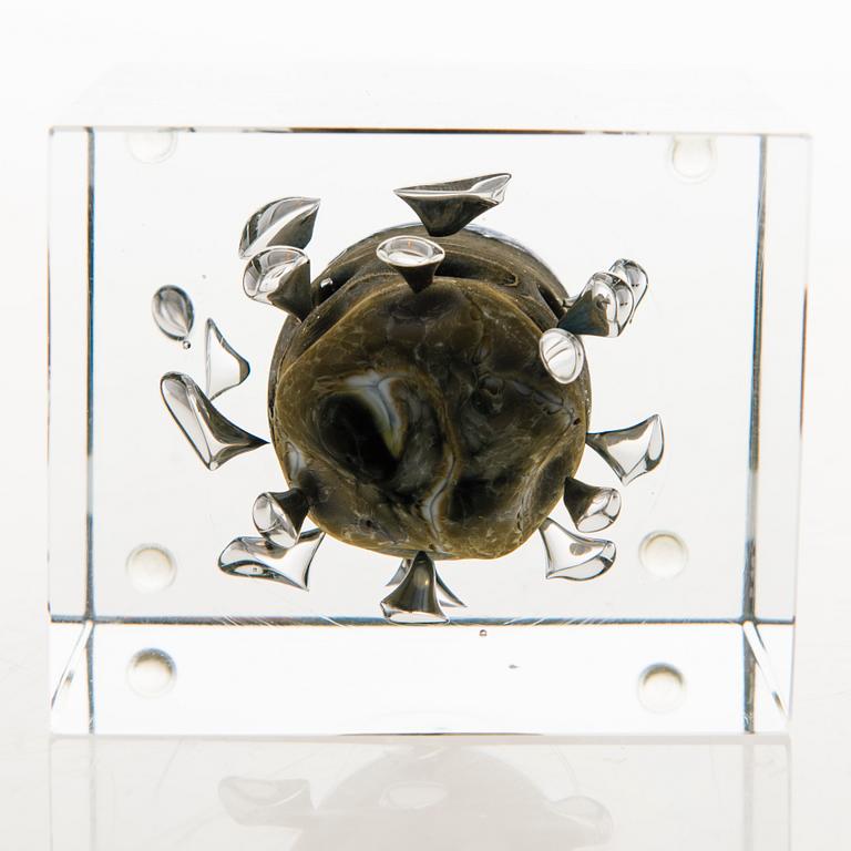 OIVA TOIKKA, AN ANNUAL CUBE, signed Oiva Toikka, Nuutajärvi 1979, numbered 872/2000.