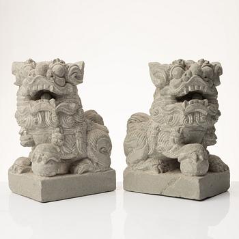 Skulpturer, ett par, Kina, 1900-talet senare del.