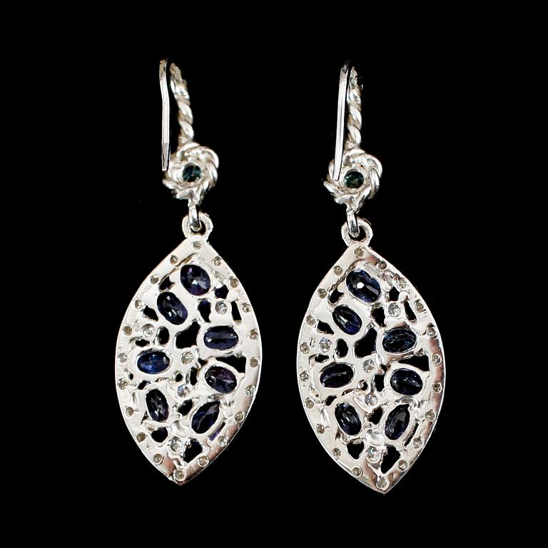 ÖRHÄNGEN, 1 par, 14 k vitguld, tanzaniter ca 2.50 ct, blå och vita diamanter tot ca 1.0 ct.
