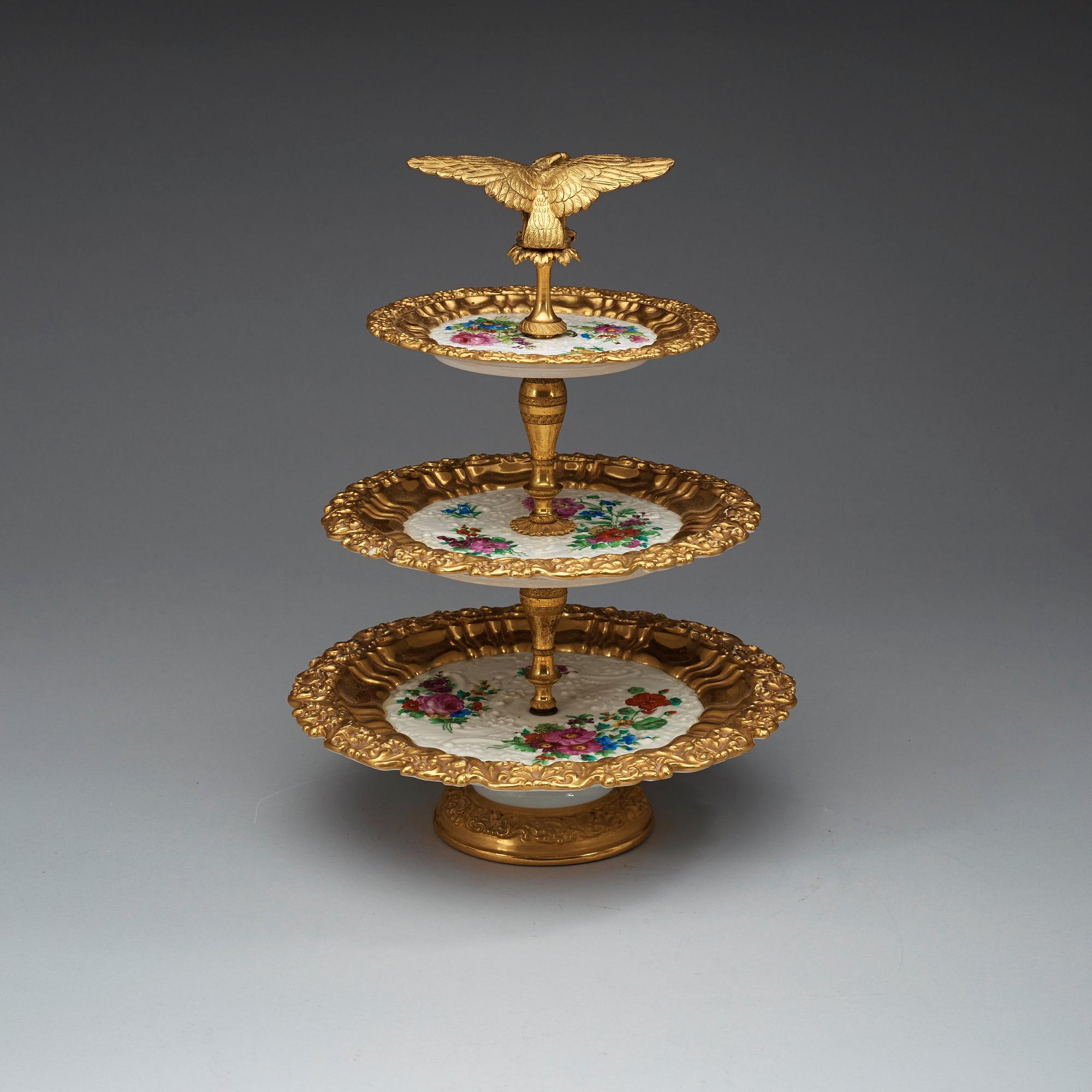 ETAGERE, porslin och brons. Ryssland, kejserliga porslinsmanufakturen, St Petersburg, Nikolaj I:s period (1825-55).