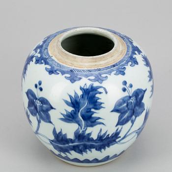 A blue and white jar, Qing dynasty, Kangxi (1662-1722).