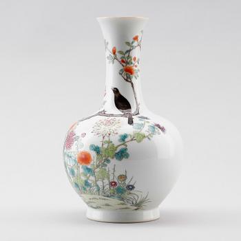 VAS, porslin, Kina, bär Qianlongs märke, Sannolikt 1900-tal.
