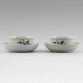 SKÅLAR med fat, 1 par, porslin, Kina, Qianlong 1736-1795.