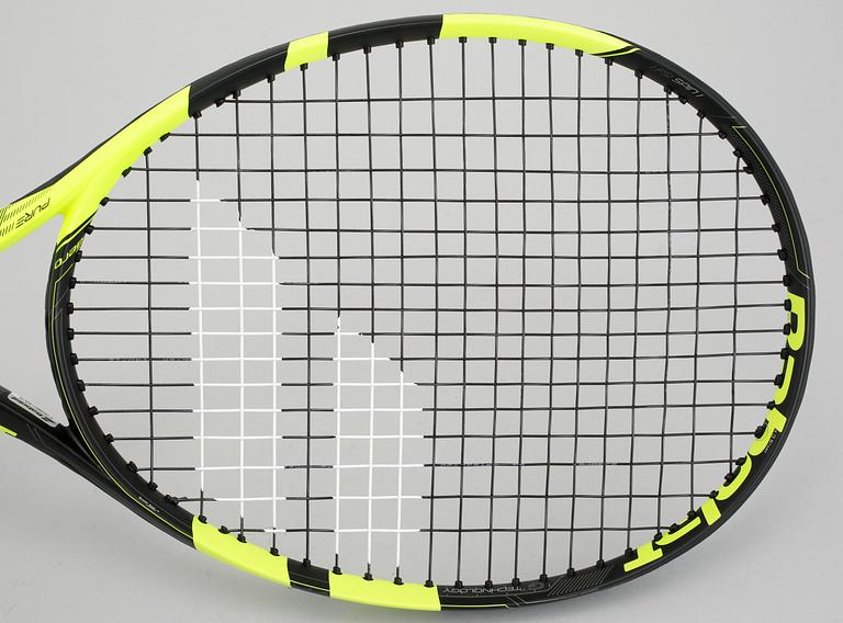 NADAL-KIT, tröja samt racket signerade av Rafael Nadal.
