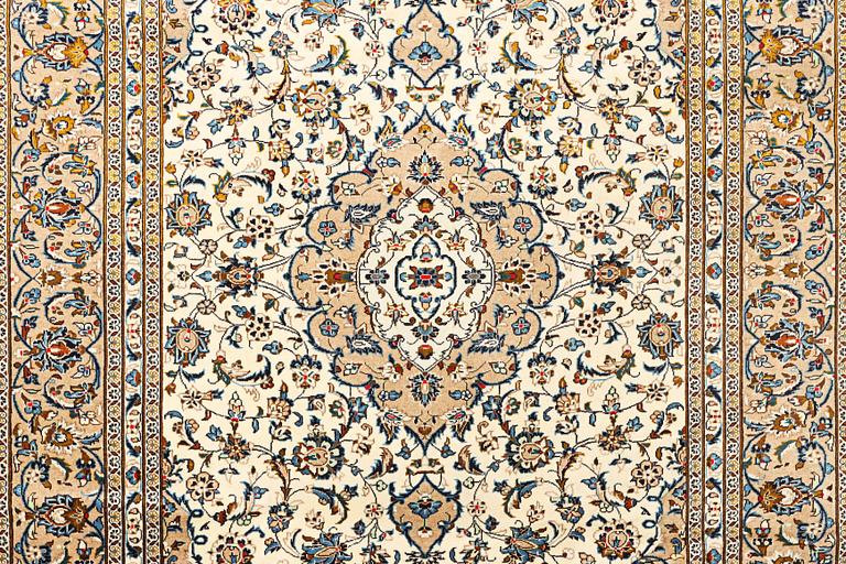 A Kashan carpet, c. 340 x 242 cm.