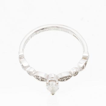 Ring in 18K white gold set with a pear-shaped diamond and round brilliant-cut diamonds, Van Bruun.