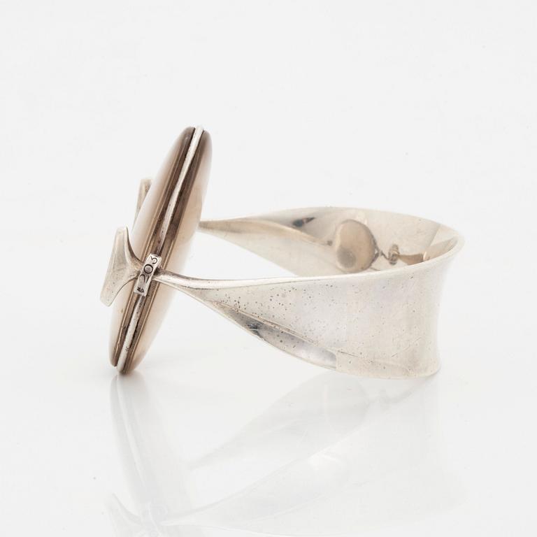 Vivianna Torun Bülow-Hübe, a sterling bangle with a qvartz, Georg Jensen, Copenhagen 1945-77, design nr 205.