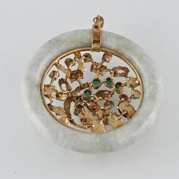 HÄNGE, 14K guld med cabochon och fasettslipade stenar samt jade. Vikt 22,2 gram.