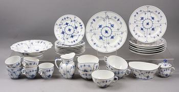 TE- OCH KAFFESERVIS, 47 delar, porslin, "Musselmalet", Royal Copenhagen.